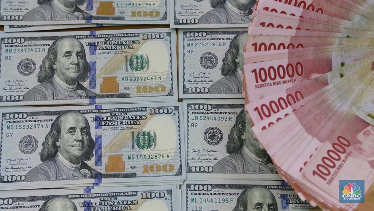 Kabar buruk ini menyebabkan rupee melemah terhadap dolar AS